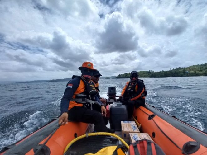 
 Pencarian nelayan hilang kontak di perirang Banggai Laut oleh Tim SAR, Jumat 25 Agustus 2023. Foto: Istimewa
