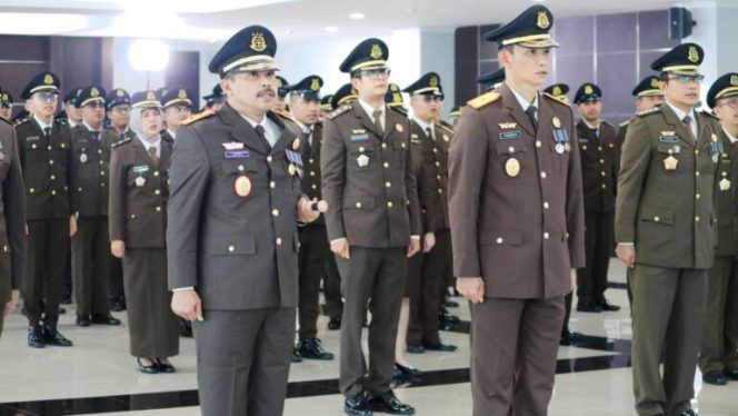 
 Sebelum mengadakan upacara peringatan Hari Bhakti Adhyaksa (HBA) yang ke-63, Kepala Kejaksaan Tinggi Sulawesi Tengah (Kajati Sulteng) Agus Salim bersama jajaran mengikuti upacara secara virtual yang dipimpin lamgsung Presiden RI Joko Widodo dan Jaksa Agung RI. Foto: Istimewa