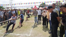 Wali Kota Palu, Hadianto Rasyid saat menyaksikan lomba tarik tambang di Festival Olahraga Tradisional (FOT) 2 Palu, Jumat, 22 September 2023. Foto: Istimewa
