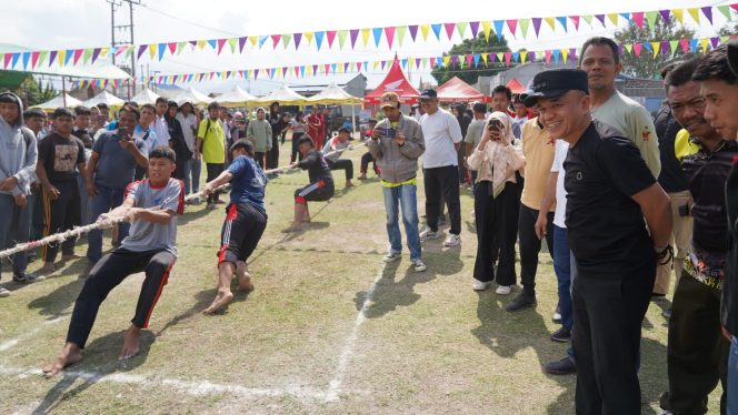 
 Wali Kota Palu, Hadianto Rasyid saat menyaksikan lomba tarik tambang di Festival Olahraga Tradisional (FOT) 2 Palu, Jumat, 22 September 2023. Foto: Istimewa