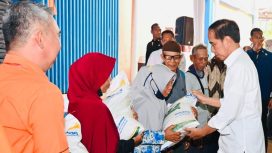 Jokowi menyalurkan bantuan beras kepada para keluarga penerima manfaat (KPM), di Gudang Bulog Purwasari, Kabupaten Karawang, Jawa Barat, Kamis, 14 September 2023. Foto: BPMI Setpres/Laily Rachev.
