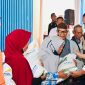 Jokowi menyalurkan bantuan beras kepada para keluarga penerima manfaat (KPM), di Gudang Bulog Purwasari, Kabupaten Karawang, Jawa Barat, Kamis, 14 September 2023. Foto: BPMI Setpres/Laily Rachev.