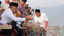 Wali Kota Palu, Hadianto Rasyid, melakukan ziarah dan tabur bunga di lokasi bekas tsunami Palu. Foto: Istimewa
