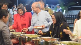 Duta Besar Maroko saat mencicipi hidangan makan malam yang disediakan Pemkot Palu. Foto: Istimewa