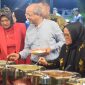 Duta Besar Maroko saat mencicipi hidangan makan malam yang disediakan Pemkot Palu. Foto: Istimewa