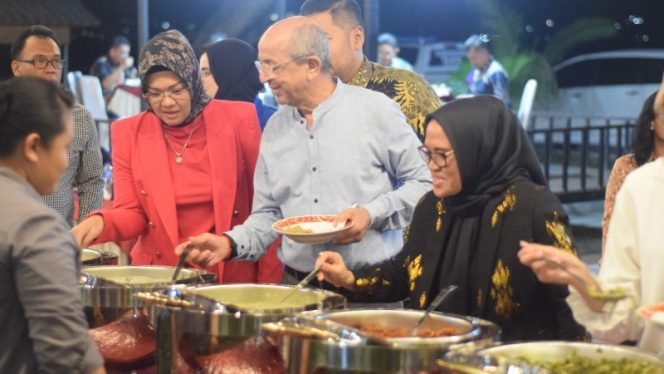 
 Duta Besar Maroko saat mencicipi hidangan makan malam yang disediakan Pemkot Palu. Foto: Istimewa