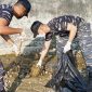 Aksi bersih-bersih sampah Prajurit TNI AL di Palu. Foto: Istimewa