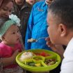 Wali Kota Palu Hadianto Rasyid saat memberikan asupan gizi pada anak-anak di Palu, Sabtu, 9 September 2023. Foto: Istimewa