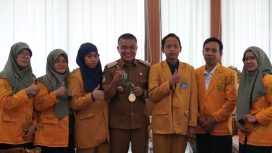 Wali Kota Palu, Hadianto Rasyid, menerima kunjungan para siswa SD Putra Kaili Permata Bangsa yang telah meraih sejumlah prestasi di ajang tingkat nasional pada Selasa, 12 September 2023 di ruang kerjanya. Foto: Istimewa