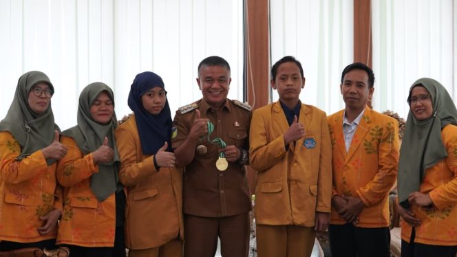 
 Wali Kota Palu, Hadianto Rasyid, menerima kunjungan para siswa SD Putra Kaili Permata Bangsa yang telah meraih sejumlah prestasi di ajang tingkat nasional pada Selasa, 12 September 2023 di ruang kerjanya. Foto: Istimewa