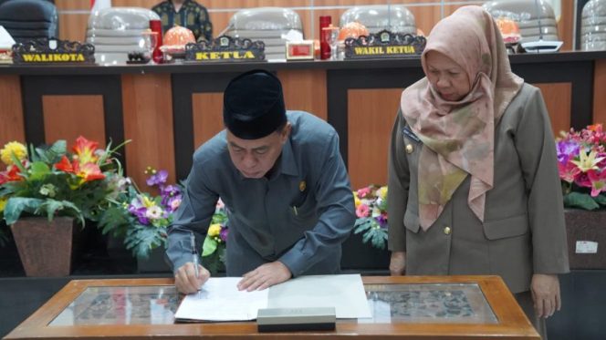 
 Wakil Wali Kota Palu, dr. Reny A. Lamadjido, menghadiri Rapat Paripurna bersama anggota DPRD Kota Palu yang berlangsung pada Jumat, 15 September 2023. Foto: Istimewa