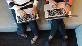 Ilustrasi dua orang memegang Macbook Pro untuk melihat cara cek formasi CPNS 2023 Foto: Pexels
