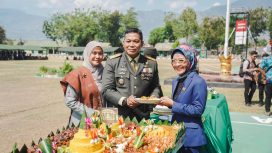 Ketua DPRD Sulteng, Nilam Sari (kanan) saat menerima tumpeng HUT ke-78 TNI dari Danrem 132 Tadulako, Brigjen Dody Triwinarto, Kamis. 5 Oktober 2023 Foto: Istimewa