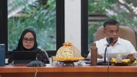 Wali Kota Palu, Hadianto Rasyid (kanan) didampingi Sekkot Palu, Irmayanti Pettalolo, saat memberikan arahan dalam rapat evaluasi kinerja OPD dan Camat, Jumat, 13 Oktober 2023. Foto: Istimewa
