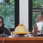 Wali Kota Palu, Hadianto Rasyid (kanan) didampingi Sekkot Palu, Irmayanti Pettalolo, saat memberikan arahan dalam rapat evaluasi kinerja OPD dan Camat, Jumat, 13 Oktober 2023. Foto: Istimewa