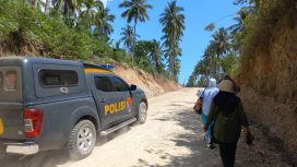Jurnalis Sulteng berjalan kaki kurang lebih 6 Kilometer menuju acara Kawasan Pangan Nasional di Desa Talaga, Kabupaten Donggala, Rabu, 4 Oktober 2023. Foto: Istimewa