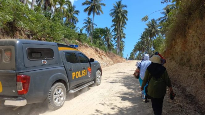 
 Jurnalis Sulteng berjalan kaki kurang lebih 6 Kilometer menuju acara Kawasan Pangan Nasional di Desa Talaga, Kabupaten Donggala, Rabu, 4 Oktober 2023. Foto: Istimewa