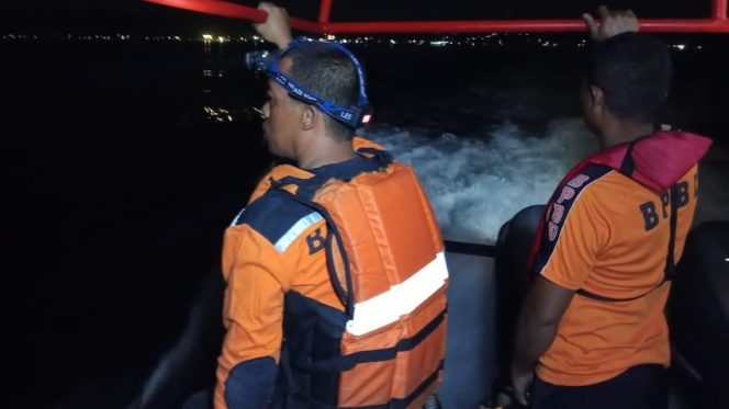 
 Tim SAR evakuasi penumpang kapal tenggelam di Banggai Laut, Jumat malam, 29 September 2023. Foto: Istimewa