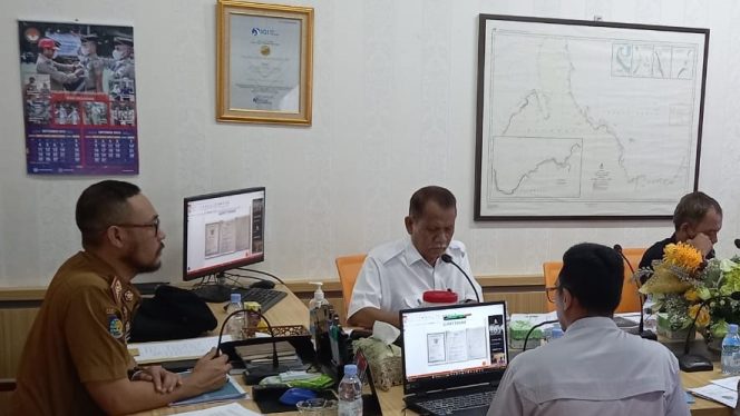 
 Sekda Zulfinasran saat memimpin rapat mengenai Izin Kegiatan Skala Besar di Kabupaten Parigi Moutong yang Harus Patuhi Kajian Lingkungan. Foto: Diskominfo Parimo