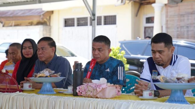 
 Wali Kota Palu Hadianto Rasyid (tengah) menyampaikan rencana Pemerintah Kota Palu untuk melakukan bedah rumah kembali sekitar 500 rumah yang dianggap tidak layak di Palu. Foto: Istimewa