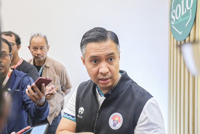 
 Tenaga Ahli Kemenpora Bidang Diaspora dan Kepemudaan Hamdan Hamedan saat mengunjungi Information Center Piala Dunia U-17 Surakarta, Sabtu (2/12/2023). Foto: Dok. Kemenpora RI