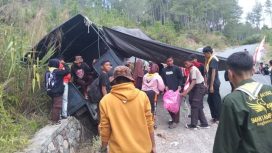 Truk patroli Polres Touna yang mengangkut rombongan Pramuka Kabupaten Tojo Una-Una mengalami kecelakaan lalu lintas tunggal di Jalan Trans Napu-Poso, wilayah Desa Watutau, Kecamatan Lore Peore, Kabupaten Poso, Rabu 13 Desember 2023. Foto: Istimewa