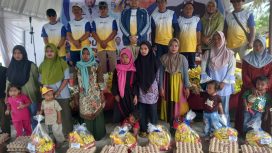 Momen peringatan Hari Bakti PU ke-78 di Parigi Moutong juga dirangkaikan dengan penyerahan bingkisan kepada 11 keluarga stunting. Foto: Istimewa