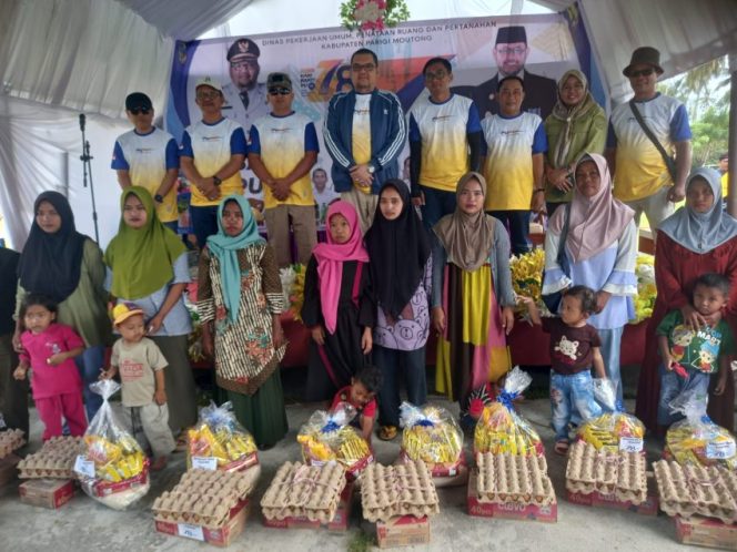 
 Momen peringatan Hari Bakti PU ke-78 di Parigi Moutong juga dirangkaikan dengan  penyerahan bingkisan kepada 11 keluarga stunting. Foto: Istimewa