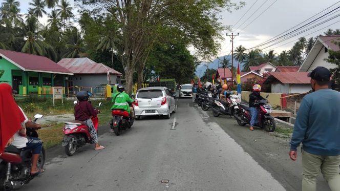 
 Seorang ibu berinisial M (35) dan anaknya S (4) mengalami kecelakaan lalu lintas di Kelurahan Uentenga Atas, Kecamatan Ratulindo, Kabupaten Tojo Una-Una (Touna), Kamis, 21 Desember 2023. Foto: Dok. PaluPoso/JF