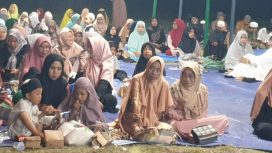 Warga dan Pemerintah Kecamatan Ampana Kota, Kabupaten Tojo Una-una, menggelar zikir dan doa pada malam pergantian tahun baru 2024. Foto: JF-PP