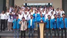 Ketua Senat Universitas Tadulako (Untad), Prof. Djayani Nurdin, hari ini, Senin 5 Februari 2024, bersama sejumlah guru besar dan Rektor Untad, Prof. Amar, mengumumkan Manifesto Kampus Kaktus Bumi Tadulako, Senin 5 Februari 2024. Foto: SR