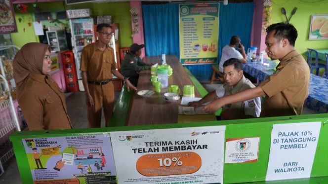 
 Tim Pemantauan Komunikasi Informasi Edukasi Pajak dan Retribusi Daerah Kota Palu kembali melakukan sosialisasi dan edukasi terkait penerapan pajak restoran sebesar 10%. Foto: Istimewa