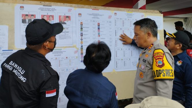 
 Richard Arnaldo bersama rombongan mengunjungi beberapa TPS di wilayahnya, Rabu 14 Februari 2024. Foto: Istimewa