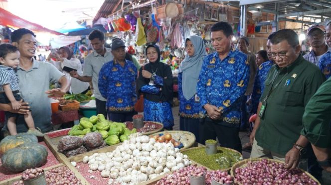 
 Wali Kota Palu diwakili Kepala Dinas Perdagangan dan Perindustrian Kota Palu, Zulkifli, menghadiri acara peluncuran kegiatan Pasar Pangan Segar Aman (Pas Aman) tingkat Provinsi Sulawesi Tengah (Sulteng). Acara ini diselenggarakan di Pasar Tradisional Masomba, Kota Palu, pada Senin, 19 Februari 2024. Foto: Istimewa