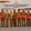 Sekretaris Kota Palu, Irmayanti Pettalolo menyerahkan Daftar Himpunan Ketetapan Pajak (DHKP) kepada para camat se-Kota Palu, Selasa, 20 Februari 2024, di Ballroom Aston Hotel Palu. Foto: Istimewa