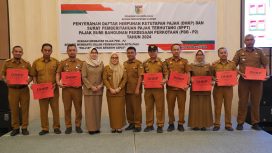 Sekretaris Kota Palu, Irmayanti Pettalolo menyerahkan Daftar Himpunan Ketetapan Pajak (DHKP) kepada para camat se-Kota Palu, Selasa, 20 Februari 2024, di Ballroom Aston Hotel Palu. Foto: Istimewa
