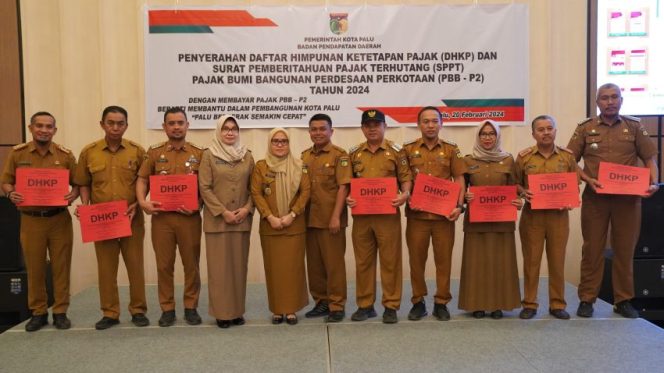 
 Sekretaris Kota Palu, Irmayanti Pettalolo menyerahkan Daftar Himpunan Ketetapan Pajak (DHKP) kepada para camat se-Kota Palu, Selasa, 20 Februari 2024, di Ballroom Aston Hotel Palu. Foto: Istimewa