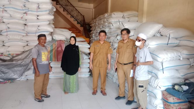 
 Dinas Perindustrian dan Perdagangan (Perindag) Kota Palu melaksanakan pemantauan harga di pasar-pasar tradisional. Salah satunya adalah Pasar Inpres Manonda, yang menjadi fokus pemantauan pada hari ini, Selasa 20 Februari 2024. Foto: Istimewa