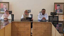 Sekretaris Daerah Kota Palu, Irmayanti Pettalolo, memberikan keterangan terkait penerapan pajak 10% di Kota Palu, pada media, Rabu 21 Februari 2024, di Kantor Wali Kota Palu. Foto: Istimewa