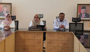 Sekretaris Daerah Kota Palu, Irmayanti Pettalolo, memberikan keterangan terkait penerapan pajak 10% di Kota Palu, pada media, Rabu 21 Februari 2024, di Kantor Wali Kota Palu.  Foto: Istimewa