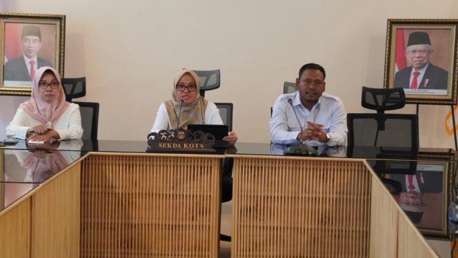 
 Sekretaris Daerah Kota Palu, Irmayanti Pettalolo, memberikan keterangan terkait penerapan pajak 10% di Kota Palu, pada media, Rabu 21 Februari 2024, di Kantor Wali Kota Palu.  Foto: Istimewa