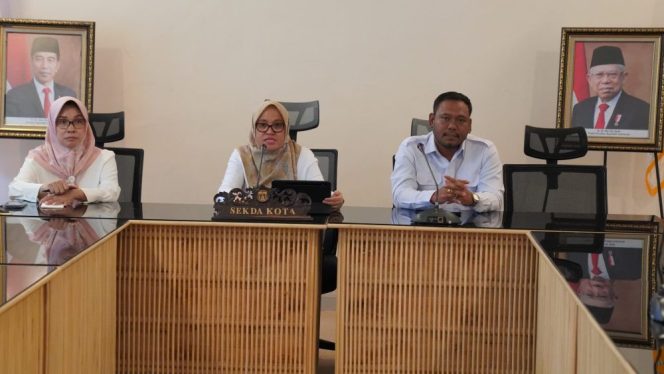 
 Sekretaris Daerah Kota Palu, Irmayanti Pettalolo, memberikan keterangan terkait penerapan pajak 10% di Kota Palu, pada media, Rabu 21 Februari 2024, di Kantor Wali Kota Palu.  Foto: Istimewa