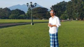 Presiden Joko Widodo saat menyaksikan gerhana matahari di Istana Bogor, Jawa Barat, Rabu (9/3). Foto: Government Official Facebook/Presiden Joko Widodo  