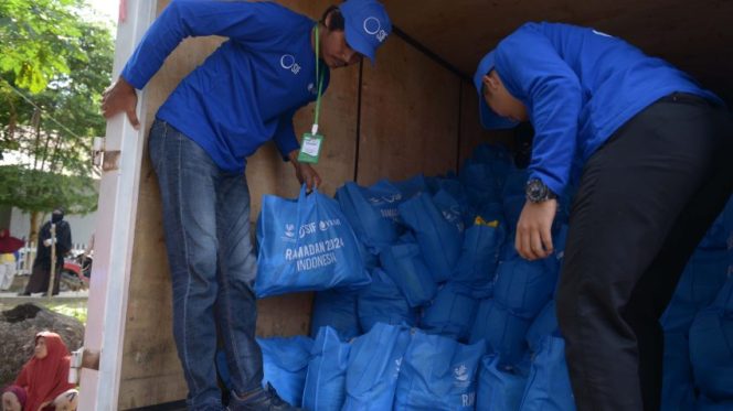 
 Paket bantuan Prancis tersebut disalurkan oleh Yayasan Kemanusiaan Madani Indonesia (YKMI) bekerja sama dengan Kementerian Sosial RI dan Dinas Sosial Provinsi Sulawesi Tengah, pada Kamis 21 Maret 2024. Foto: Istimewa