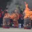 Upacara HUT ke-105 Damkar Nasional di Lapangan Kodam V BRawijaya diramaikan dengan aksi dari para personel Damkarmat Kota Surabaya, Jumat 1 Maret 2024. Foto: Istimewa