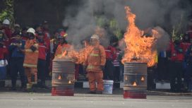 Upacara HUT ke-105 Damkar Nasional di Lapangan Kodam V BRawijaya diramaikan dengan aksi dari para personel Damkarmat Kota Surabaya, Jumat 1 Maret 2024. Foto: Istimewa