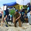 Asisten 2 Setda Kota Palu, Husaema saat melakukan penanaman pohon dalam rangka memperingati Hari Air Dunia ke-32 Tahun 2024, di perbatasan antara Desa Balane, Kabupaten Sigi, dan Kelurahan Duyu, Kota Palu, Selasa, 5 Maret 2024. Foto: Dok. Pemkot Palu