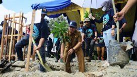 Asisten 2 Setda Kota Palu, Husaema saat melakukan penanaman pohon dalam rangka memperingati Hari Air Dunia ke-32 Tahun 2024, di perbatasan antara Desa Balane, Kabupaten Sigi, dan Kelurahan Duyu, Kota Palu, Selasa, 5 Maret 2024. Foto: Dok. Pemkot Palu