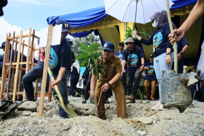 
 Asisten 2 Setda Kota Palu, Husaema saat melakukan penanaman pohon dalam rangka memperingati Hari Air Dunia ke-32 Tahun 2024, di perbatasan antara Desa Balane, Kabupaten Sigi, dan Kelurahan Duyu, Kota Palu, Selasa, 5 Maret 2024. Foto: Dok. Pemkot Palu