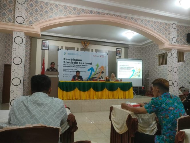 
 Kepala Bappelitbangda Kabupaten Parigi Moutong Irwan secara resmi membuka kegiatan Pembinaan Statistik Sektoral (PSS), di Hotel Anutapura, Kelurahan Kampal, Kecamatan Parigi, Kamis 8 Maret 2024. Foto: Diskominfo Parimo